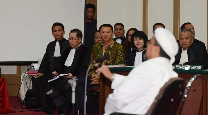 Basuki Tjahaja Purnama atau Ahok mendengarkan keterangan Rizieq Shihab, dalam sidang kasus penistaan agama di Auditorium Kementan, Jakarta, Selasa (28/2). Rizieq menjadi saksi pertama yang dihadirkan sebagai ahli agama (Liputan6.com/Raisan Al Farisi/Pool)