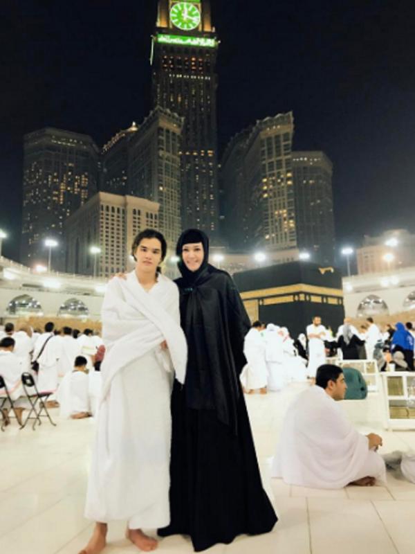 Maia Estianty dan Dul saat umrah. (Instagram/maiaestiantyreal)