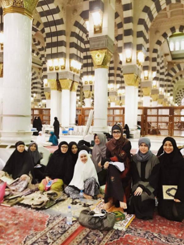 Maia Estiantyah tadarus di Masjid Nabawi. (Instagram/maiaestiantyreal)