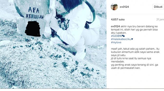 Istri Aming berziarah ke makam anak seorang diri (Foto: Instagram)