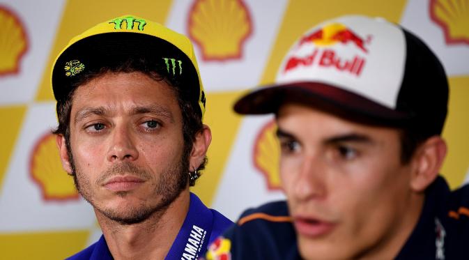 Valentino Rossi terlibat insiden dengan Marc Marquez pada GP Malaysia MotoGP 2015. (AFP/Manan Vatsyayana)