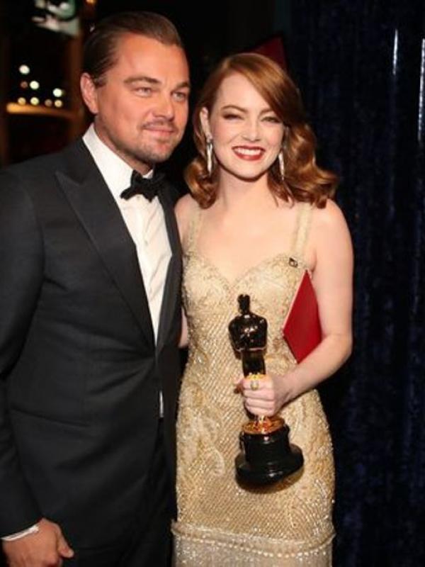 Leonardo DiCaprio pose bareng Emma Stone, sesaat setelah pengumuman kategori Best Actress di Piala Oscar 2017. 