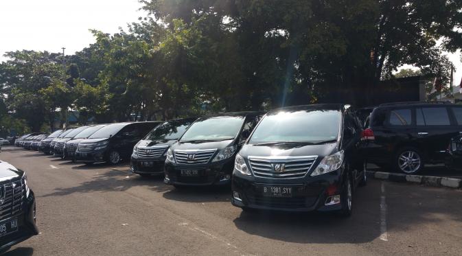 Puluhan kendaraan mewah berjejer di parkiran Halim Perdanakusuma jelang kedatangan Raja Salman. (Liputan6.com/Nanda Perdana Putra)