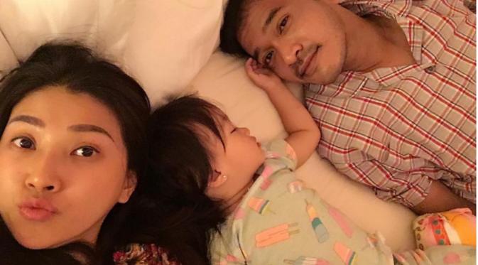 Sarwendah dan Ruben Onsu bersama putri mereka. Kehangatan keluarga kecil Sarwendah dan Ruben juga ditunjukkan saat hendak tidur. (Instagram @sarwendah29)