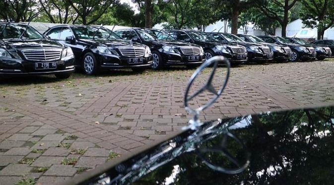 Sedan Mercedes-Benz menjadi salah satu kendaraan pengantar rombongan Raja Salman. (Herdi/)