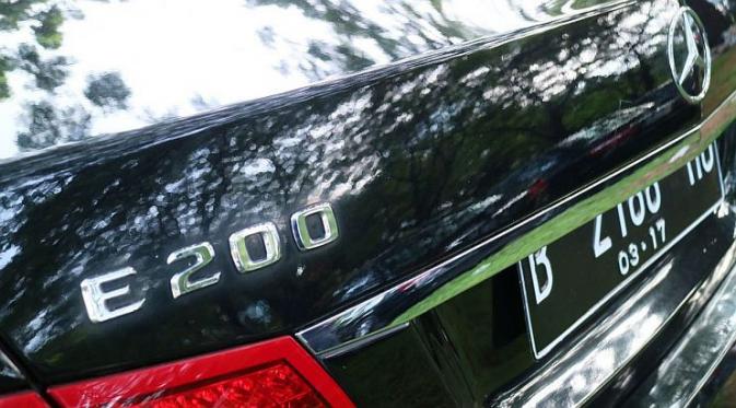 Mercedes-Benz E200 menjadi salah satu kendaraan pengantar rombongan Raja Salman. (Herdi/Liputan6.com)