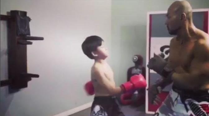 Deddy Corbuzier berlatih boxing dengan anaknya (Foto:Instagram)