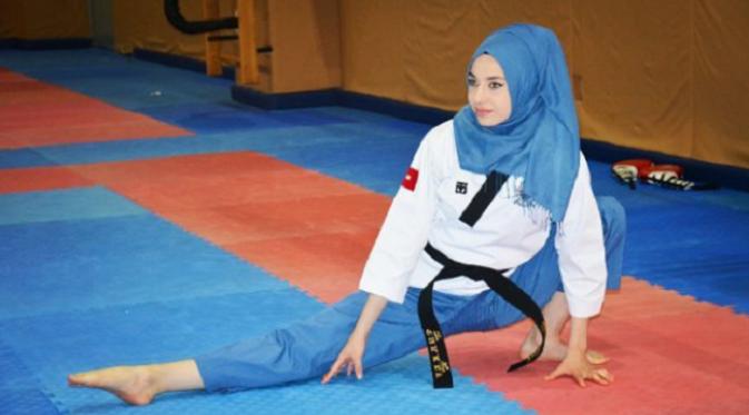 Yuk berkenalan dengan Kubra Dagli, wanita berhijab asal Turki yang merupakan atlet nasional Taekwondo.