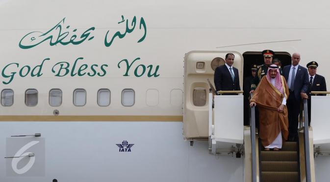 Raja Salman di pintu pesawat saat tiba di Bandara Halim Perdanakusuma. (Liputan6.com/Fery Pradolo)