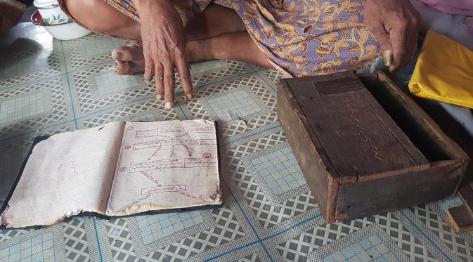 Buku usang milik kakek tua asal Sidrap dari 1960 itu sempat ditawar oleh beberapa orang, dan bahkan sempat hendak dicuri. (Liputan6.com/Fauzan)
