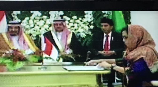 Para menteri perempuan mengenakan busana spesial saat menyambut Raja Arab Saudi Saudi Salman bin Abdulaziz Al Saud.