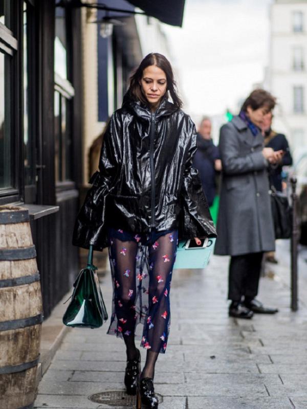 Inspirasi Gaya Street Style Keren di Paris Fashion Week 2017 (Foto: whowhatwear)
