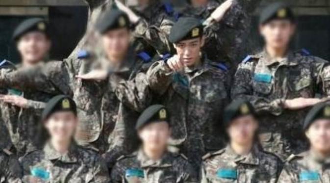 Gaya TOP BigBang saat berfoto dengan rekan tentara. (Foto: Soompi)