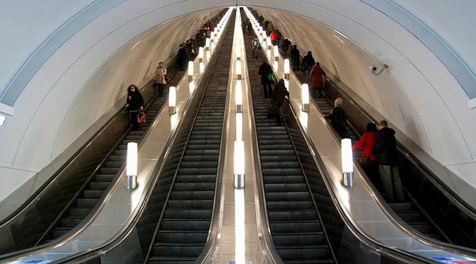Eskalator terpanjang didunia dipasang di stasiun bawah tanah Saint Petersburg Metro (Wikipedia)