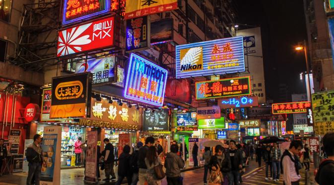 Mong Kok, Hong Kong. (thepoortraveler.net)