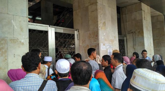 Warga tak bisa masuk Masjid Istiqlal (Liputan6.com/ Ika Defianti)