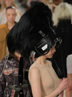 Selama acara Maison Margiela di Paris Fashion Week dua model pilihan mengenakan tas raksasa di atas kepala mereka dijadikan sebagai topi