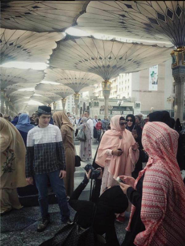 Maia Estianty memotret Dul saat umrah. (Instagram/maiaestiantyreal)