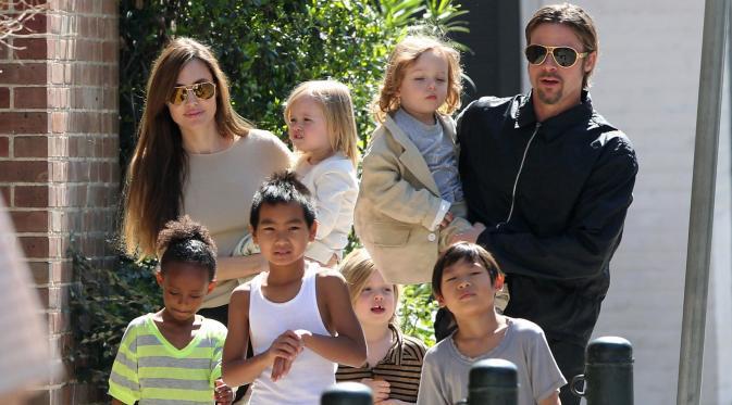 Brad Pitt dan Angelina Jolie saat bersama anak-anaknya