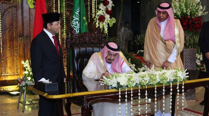 Ketua DPR RI Setya Novanto bersama Raja Arab Saudi Salman bin Abdulaziz Al Saud.