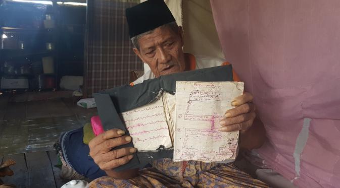 Kakek penyimpan buku tua yang mencatat sejarah orangtua BJ Habibie itu tinggal di kebun jagung hanya bersama istri dan seorang anaknya. (Liputan6.com/Fauzan)