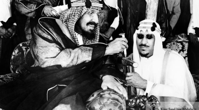 Pendiri Monarki Arab Saudi Raja Abdul Aziz (kiri) dan Putra Mahkota Pangeran Saud. (kingsaud.org)