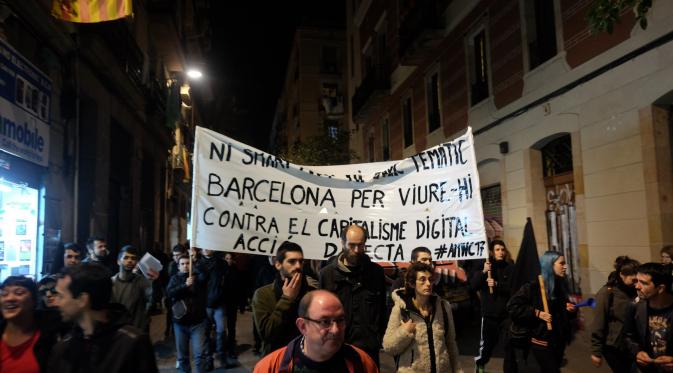 Lebih dari 100 penduduk lokal memprotes MWC di jalan-jalan Barcelona (Sumber: Business Insider)