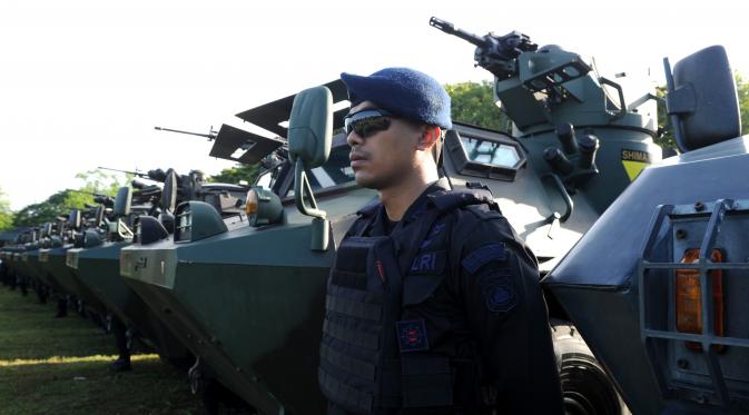Pasukan TNI berdiri selama persiapan keamanan kunjungan Raja Salman bin Abdul-Aziz Arab Saudi di Nusa Dua, Bali (3/3). 2.500 personil gabungan TNI dan Polri siap mengamankan kunjungan Raja Salman di Bali. (AFP Photo / Sonny Tumbelaka)