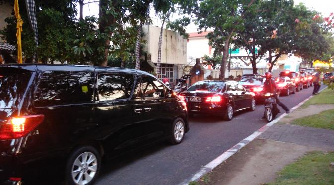 Iring-iringan Mobil Penjemput Raja Salman Tiba di Bali. (Liputan6.com/Dewi Divianta)