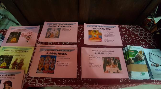Buku kesehatan dalam pandangan ajaran agama Islam, Hindu, Buda, Kristen, bahkan Khonghucu ada di klinik Eny