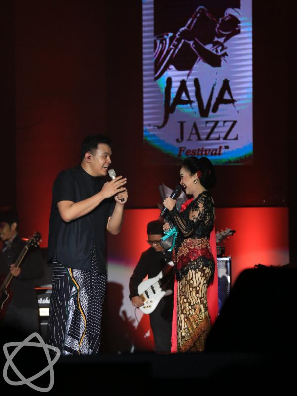 "Terima kasih loh buat Tulus yang sudah bawa musik keroncong ke sini (Java Jazz)," ucap Sundari Soekotjo di atas panggung. (Adrian Putra/Bintang.com)