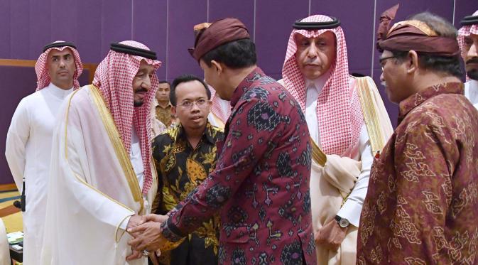 Raja Salman berjabat tangan dengan tokoh lintas agama Indonesia, Jakarta, Jumat (3/3). Raja Salman ditemani Jokowi akan berdialog dengan tokoh lintas agama di Indonesia). (Biro Pers Setpres/Laily Rachev)