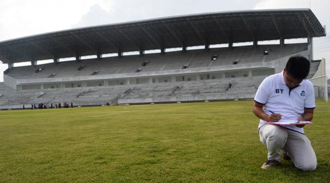 Stadion Gelora Joko Samudro saat diverifikasi tim PSSI. (Bola.com/Fahrizal Arnas)