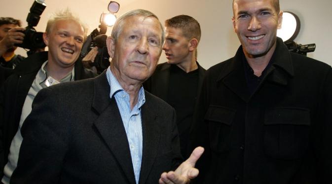 Raymond Kopa bersama Zinedine Zidane pada 2007. (AFP/Frederick Florin)