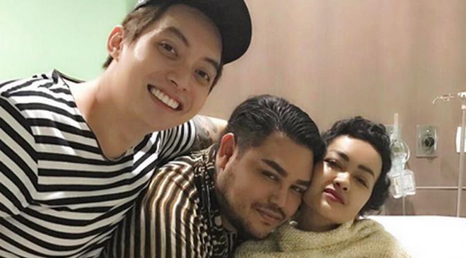 Masih terbaring di rumah sakit, Julia Perez tak henti mendapat dukungan dari para sahabat. Seperti halnya Ivan Gunawan dan Edric Chandra yang menyempatkan diri untuk menjenguk sahabatnya itu. (Instagram/ivangunawan)