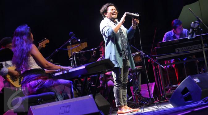Penyanyi Tompi tampil di panggung musik BNI Java Jazz Festival 2017, Jakarta, Jumat (3/3). Di tahun ketiga penampilannya, Tompi membawakan sejumlah lagu, seperti Sedari Dulu, Bawa Daku, Tak Pernah Setengah Hati. (Liputan6.com/Immanuel Antonius)