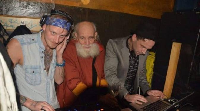 Kakek-kakek usia 68 tahun dari Berlin masih doyan pergi ke klub sambil mendengarkan musik tekno (foto : odditycentral.com)