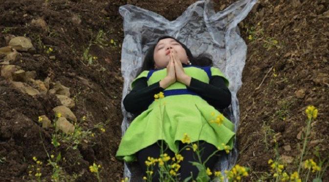 Bangkit dari perceraian, para wanita di Tiongkok jalani aksi meditasi liang kubur. (Foto : odditycentral.com)