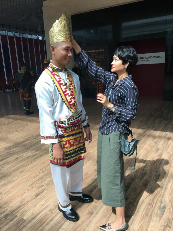 Aksi Khairiyyah Sari mendandani Paspampres saat menyambut Raja Salman di Istana Bogor (Foto: Dok. Khairiyyah Sari) 