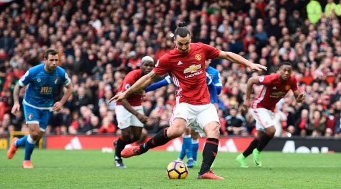 Striker Manchester United Zlatan Ibrahimovic gagal mengeksekusi penalti pada laga melawan AFC Bournemouth di Old Trafford, Sabtu (4/3/2017). (AFP/Oli Scarff)