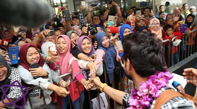 Kedatangan pemain serial Ranveer dan Ishani ke Indonesia disambut meriah oleh para fans. (Bambang E. Ros/Bintang.com)
