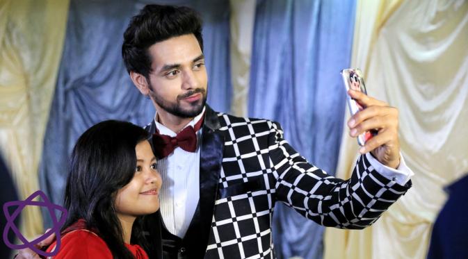 Memanfaatkan bertemu dengan penggemar, pemain Ranveer dan Ishani selfie. (Adrian Putra/Bintang.com) 