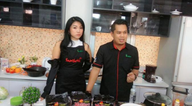 Chef Vania Wibisono dan Endra Nirwana dari PT Korinus memberi penjelasan tentang Mi Samyang. (Henry/Bintang.com)