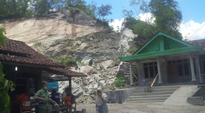 Sebanyak lima kepala keluarga was-was tinggal di bawah bukit yang dikenal sebagai Gunung Buthak Gunungkidul. (Liputan6.com/Yanuar H)