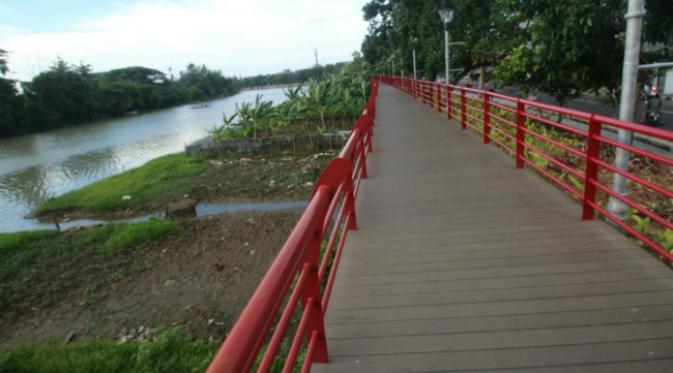 Indahnya Jembatan Merah Bantaran Sungai Cisadane Tangerang