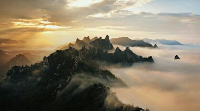 Gongryong Ridge, Seorak Mountain, Korea Selatan. (diariesofworld/Instagram)