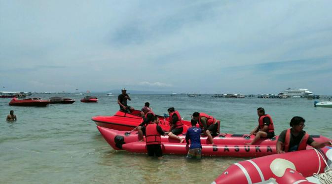 Rombongan Raja Salman Bermain Water Sport Tanjung Benoa, Senin (6/3/2017). (Dewi Divianta/Liputan6.com)