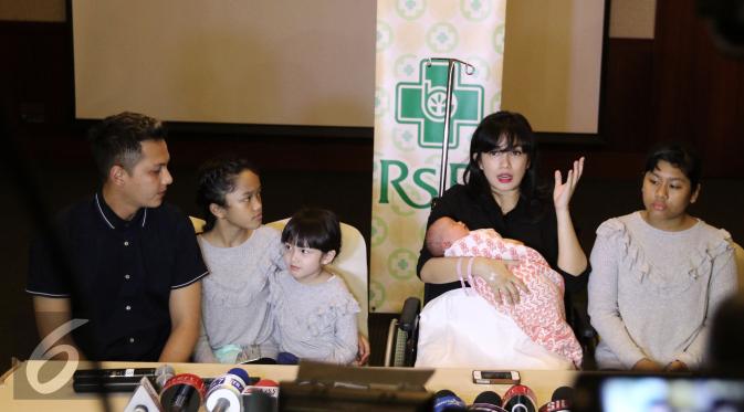 Andhika Pratama dan Ussy Sulistiawaty menggelar konfrensi pers tentang kelahiran putri keempatnya. (Herman Zakharia/Liputan6.com)
