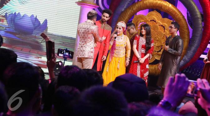Elvy Sukaesih bersama bintang serial Ranveer dan Ishani, Shakti Arora dan Radhika Madan. (Helmi Affandi/Liputan6.com)