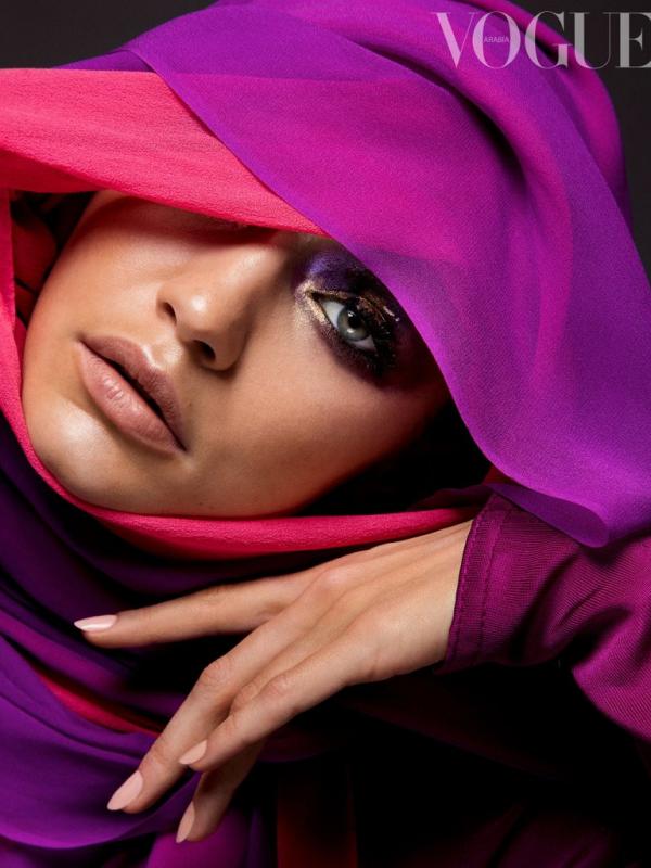 Gigi Hadid mengenakan kerudung untuk Vogue Arabia. (Foto: Vogue)